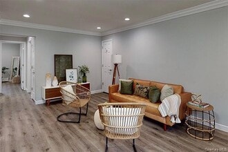 122 Easy St in Islip, NY - Building Photo - Building Photo