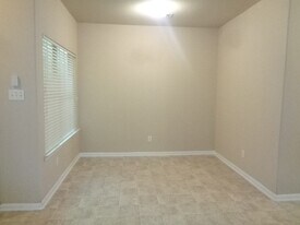 7925 Silver Oak Dr in Texas City, TX - Building Photo