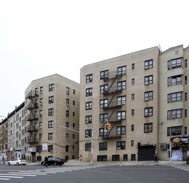 261 E Kingsbridge Rd in Bronx, NY - Foto de edificio