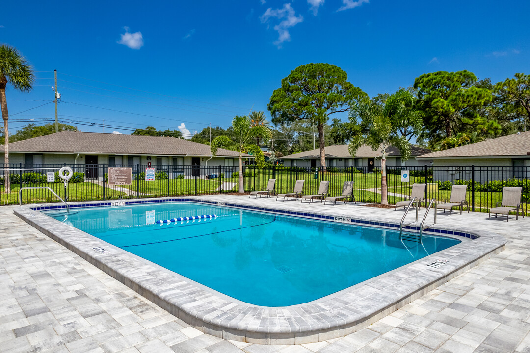 Brittany Bay Apartments in Largo, FL - Foto de edificio