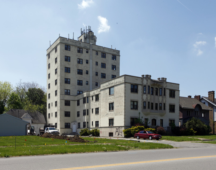 Parkway Tower in Youngstown, OH - Building Photo