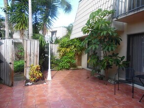 1700 Embassy Dr in West Palm Beach, FL - Building Photo - Building Photo