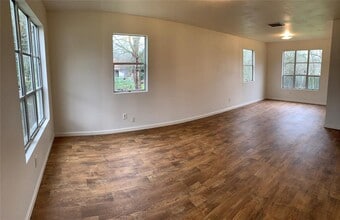 516 San Saba St in Lockhart, TX - Building Photo - Building Photo