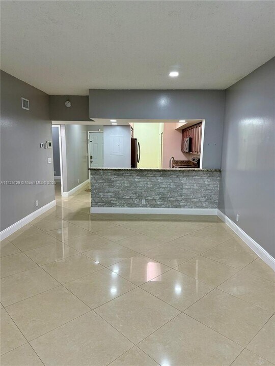 2818 NW 24th St in Coral Springs, FL - Foto de edificio