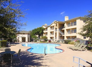 Stoneleigh Condominiums in Austin, TX - Foto de edificio - Building Photo