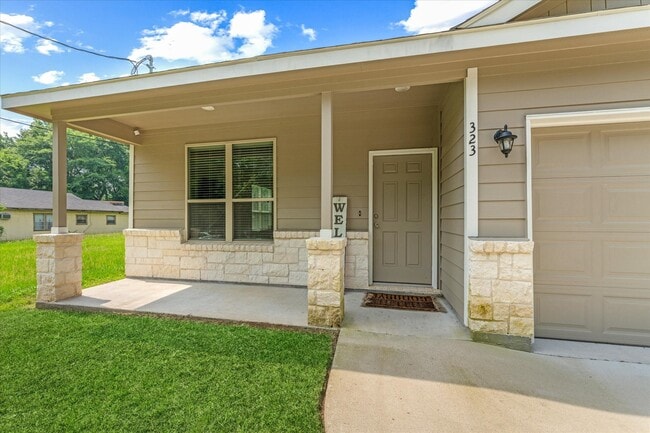 323 Watkins St in Huntsville, TX - Building Photo - Building Photo