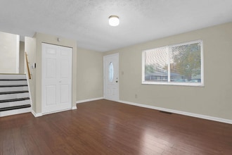 2464 Queenswood Dr in Columbus, OH - Foto de edificio - Building Photo