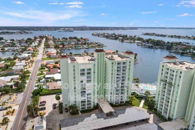 420 64th Ave in St Pete Beach, FL - Foto de edificio - Building Photo