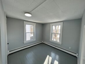 4 Starr Plz, Unit 2nd Floor in East Hampton, CT - Foto de edificio - Building Photo