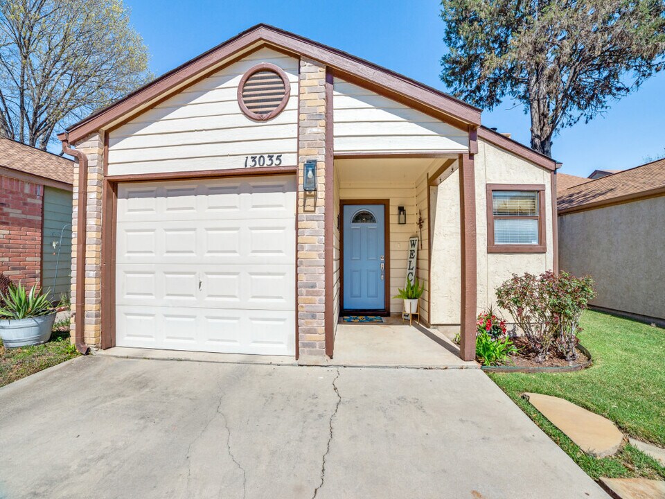 13035 Brook Garden Ln in San Antonio, TX - Foto de edificio