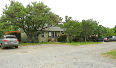 McCarty Ln in Austin, TX - Foto de edificio - Building Photo