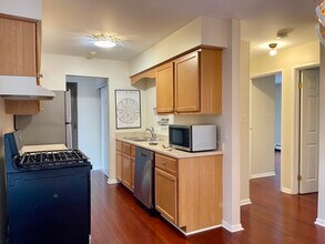 49 W 66th St in Westmont, IL - Foto de edificio - Building Photo