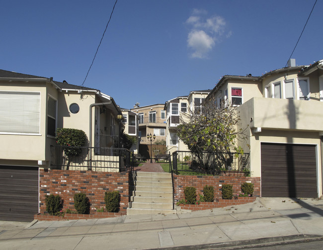 617 12th St in Manhattan Beach, CA - Building Photo - Building Photo