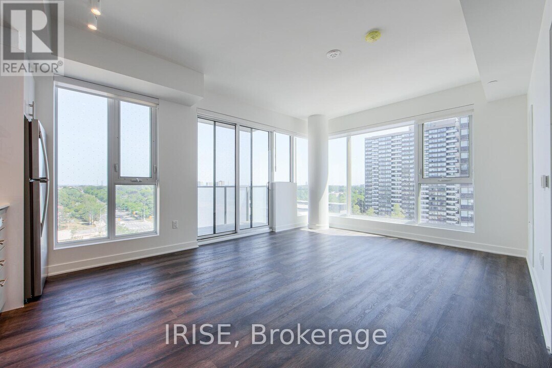 3030 Pharmacy Ave in Toronto, ON - Building Photo