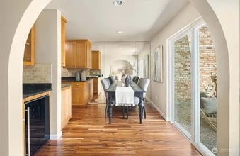 12252 SE 59th St in Bellevue, WA - Foto de edificio - Building Photo