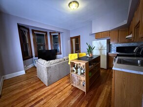 133 Parker St, Unit 2 in Cincinnati, OH - Foto de edificio - Building Photo