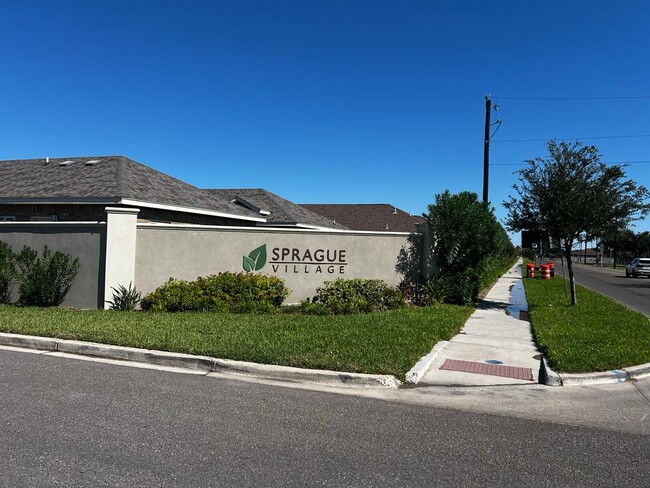 3813 Whitewing Ave, Unit #2 in Edinburg, TX - Foto de edificio - Building Photo