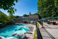 Cowesett Hills in Warwick, RI - Foto de edificio - Building Photo