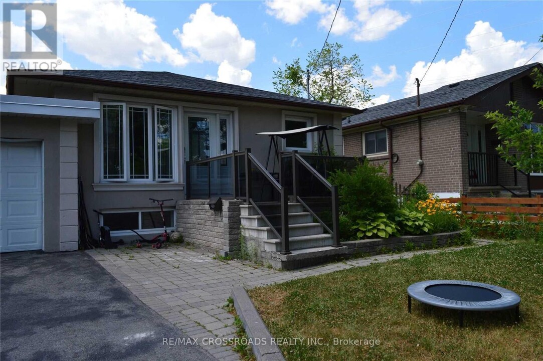 44 Romulus Dr in Toronto, ON - Building Photo