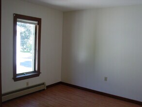 126 Bridgton Rd, Unit 2 in Westbrook, ME - Foto de edificio - Building Photo