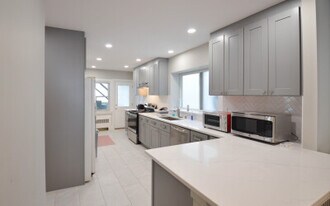 142 Salisbury Rd, Unit 2 in Brookline, MA - Building Photo