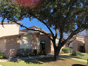 Parkside Apartments in San Antonio, TX - Building Photo - Building Photo