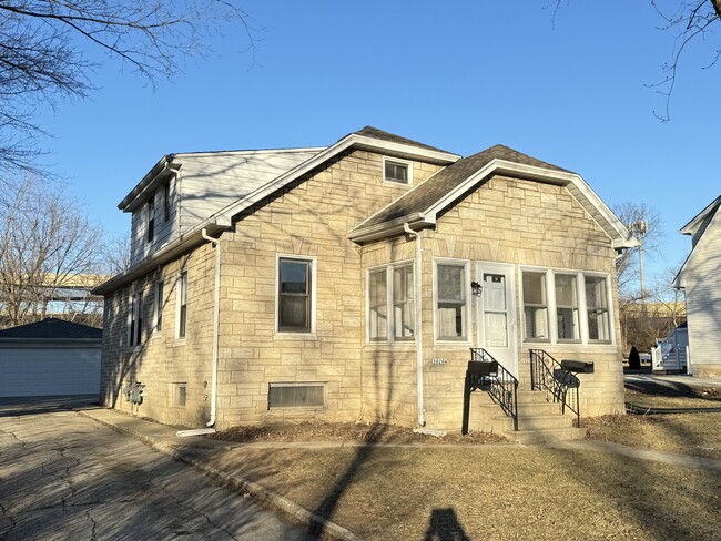 10204 W Bungalow Pkwy in West Allis, WI - Building Photo - Building Photo