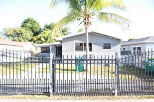 1178 NE 111th St in Miami, FL - Building Photo