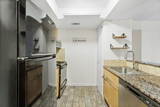 3627 Menchaca Rd in Austin, TX - Foto de edificio - Building Photo