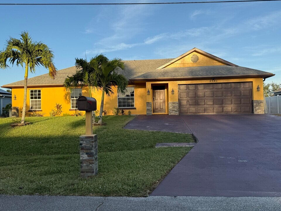 2341 SW Halissee St in Port St. Lucie, FL - Building Photo