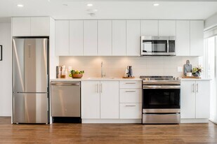 The Royals in North Vancouver, BC - Building Photo