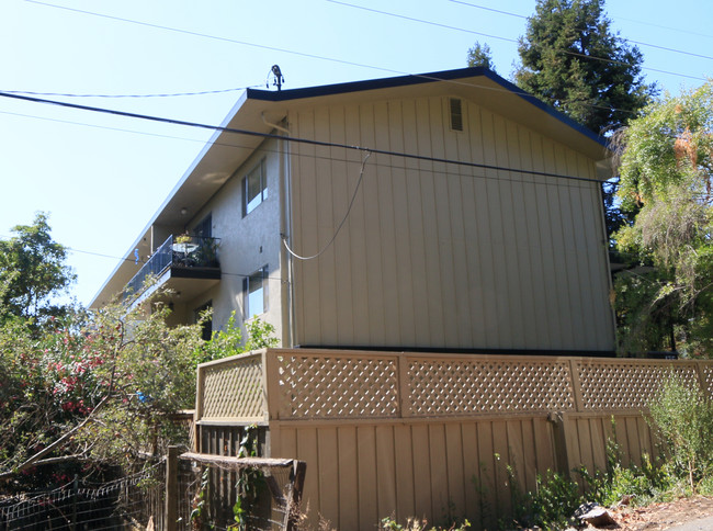 LOS ROBLES APARTMENTS in Novato, CA - Building Photo - Building Photo