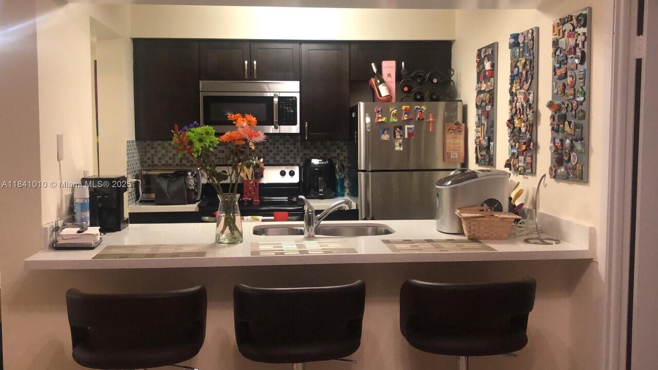 8120 Geneva Ct in Doral, FL - Building Photo