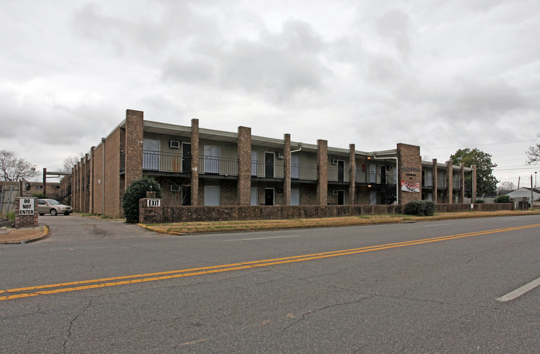 Meadowbrook Apartments in Tuscaloosa, AL - Building Photo