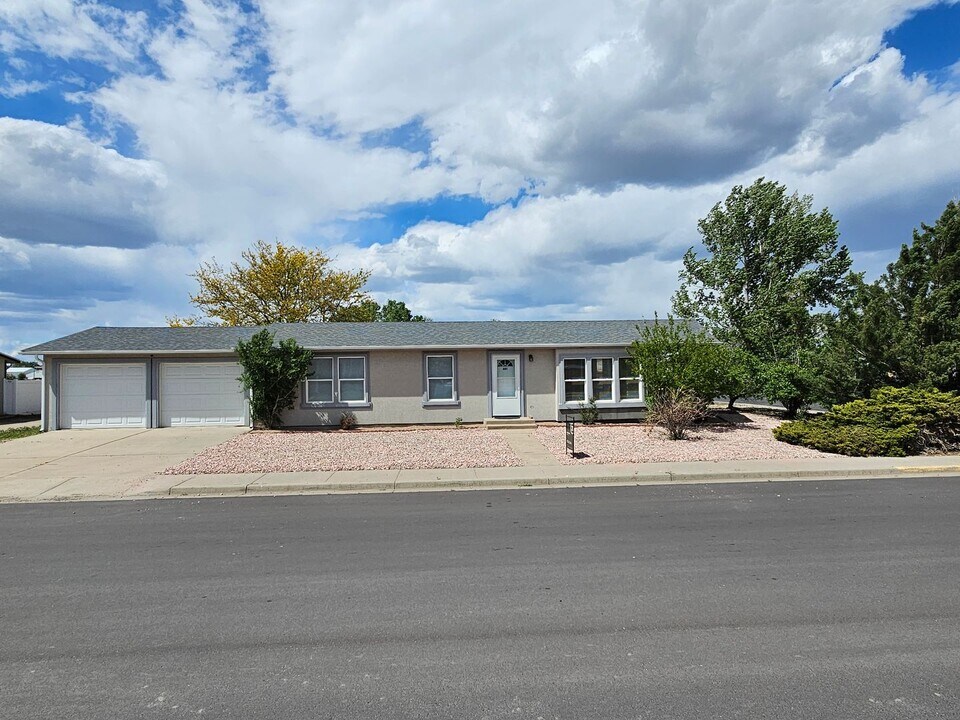 401 Gateway Ave in Fort Morgan, CO - Building Photo