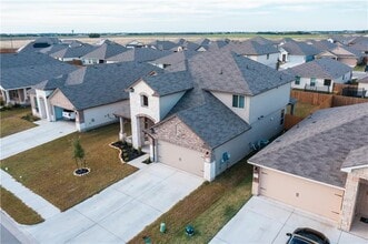 211 Reagor Dr in Taylor, TX - Building Photo - Building Photo