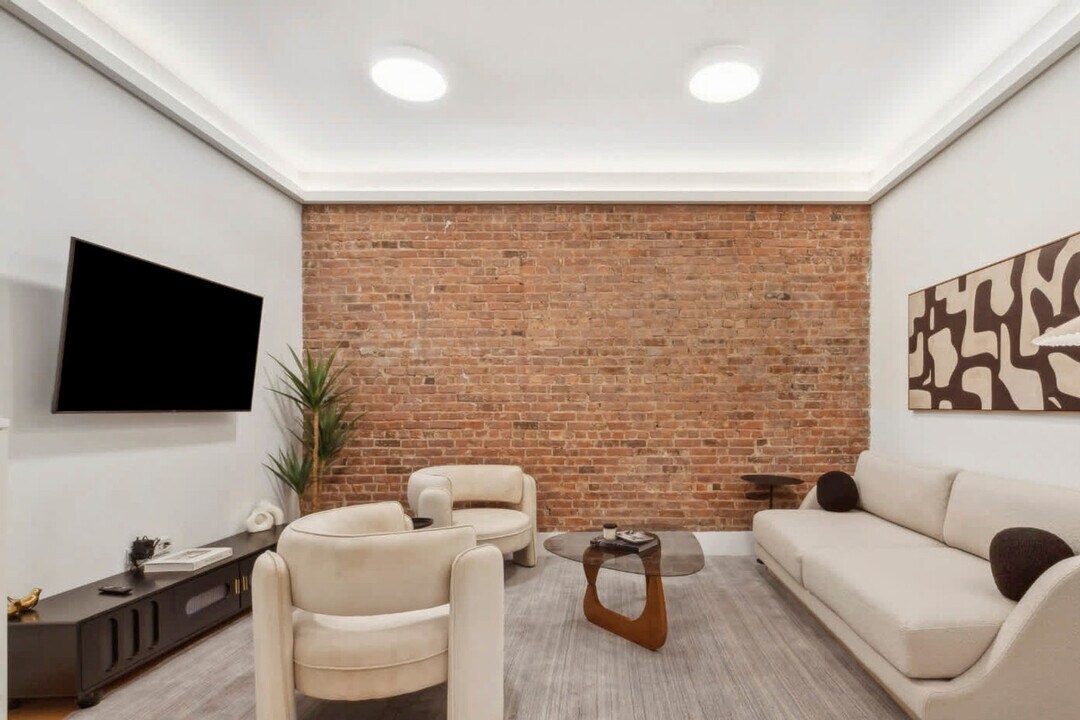 125 E 83rd St in New York, NY - Building Photo