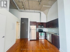 637 Lake Shore Blvd W in Toronto, ON - Building Photo - Building Photo