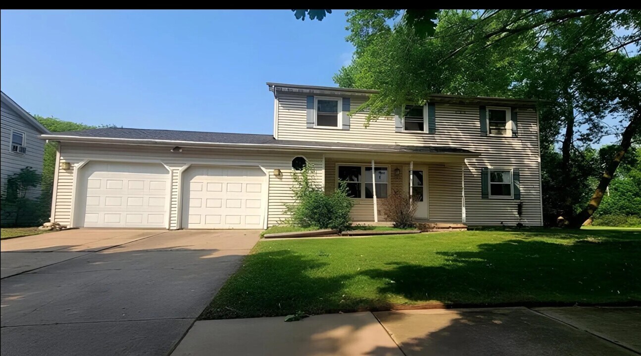 451 N Saint Bernard Dr, Unit 451 in De Pere, WI - Foto de edificio