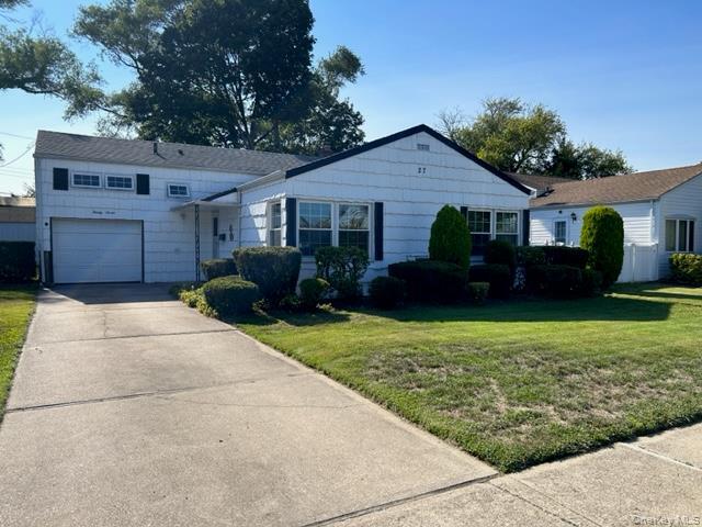 27 Jay St in Hicksville, NY - Building Photo