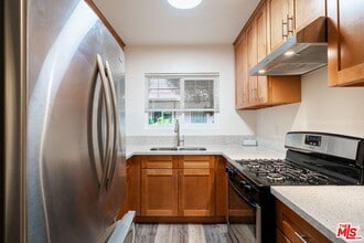 13343 Victory Blvd in Los Angeles, CA - Building Photo - Building Photo