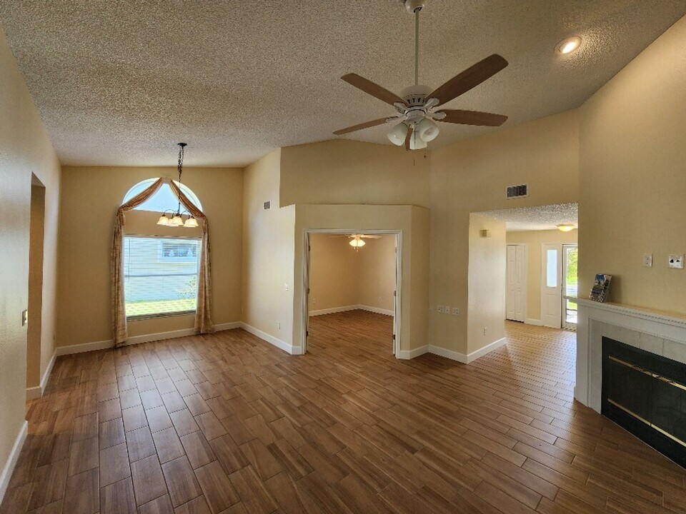 639 Middlebury Loop in New Smyrna Beach, FL - Building Photo