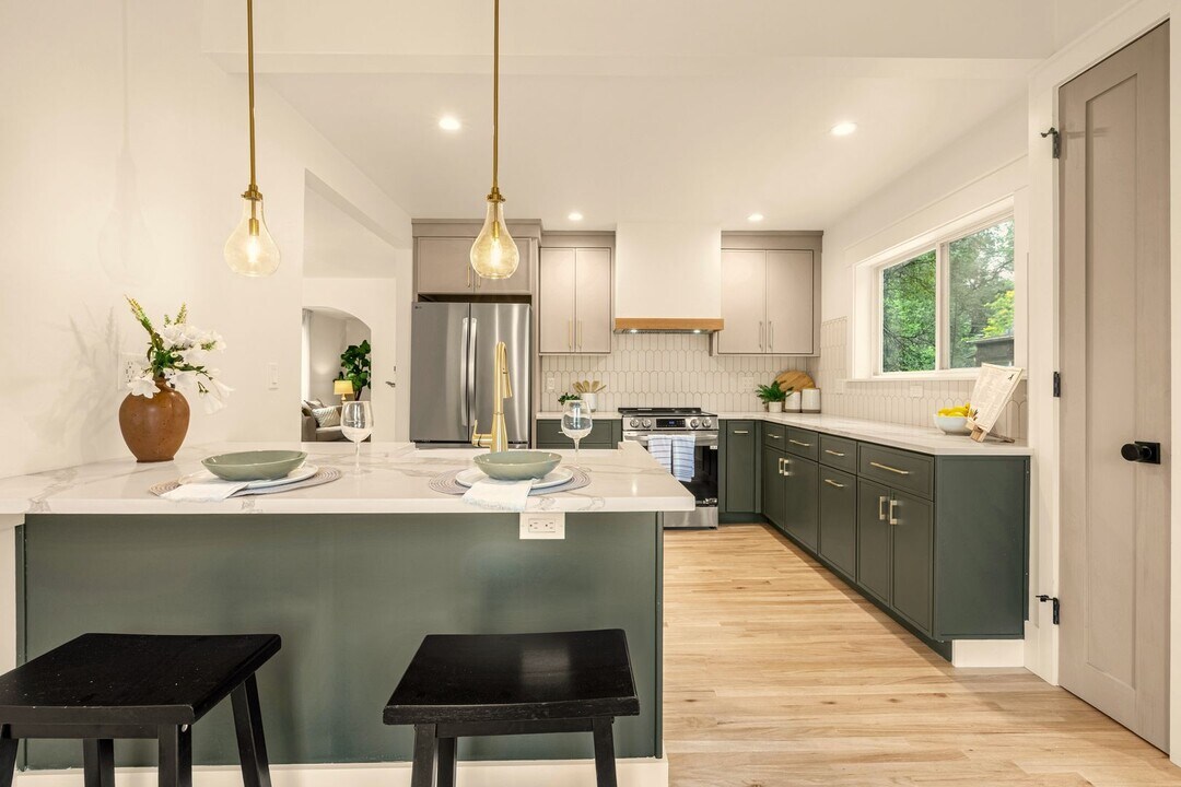 200 W Cheyenne Rd in Colorado Springs, CO - Building Photo