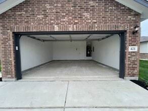 421 Jean St in Seguin, TX - Building Photo - Building Photo