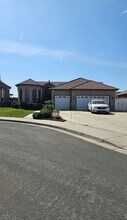 247 Dani Rose Ln in Bakersfield, CA - Building Photo - Building Photo