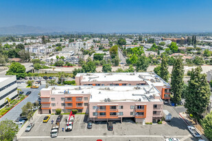 6815 Remmet Ave in Canoga Park, CA - Foto de edificio - Building Photo