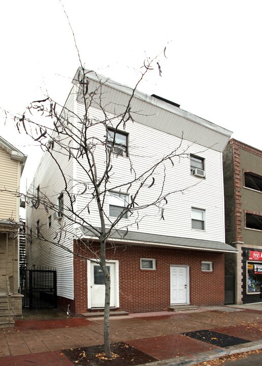 618 Elizabeth Ave in Elizabeth, NJ - Building Photo