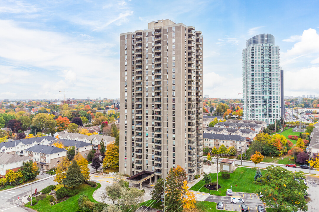 Island Park Towers III in Ottawa, ON - Building Photo