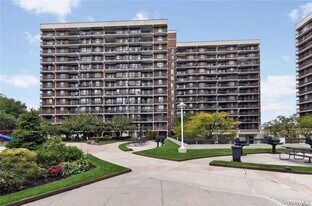 150-38 Union Tpke in Queens, NY - Building Photo