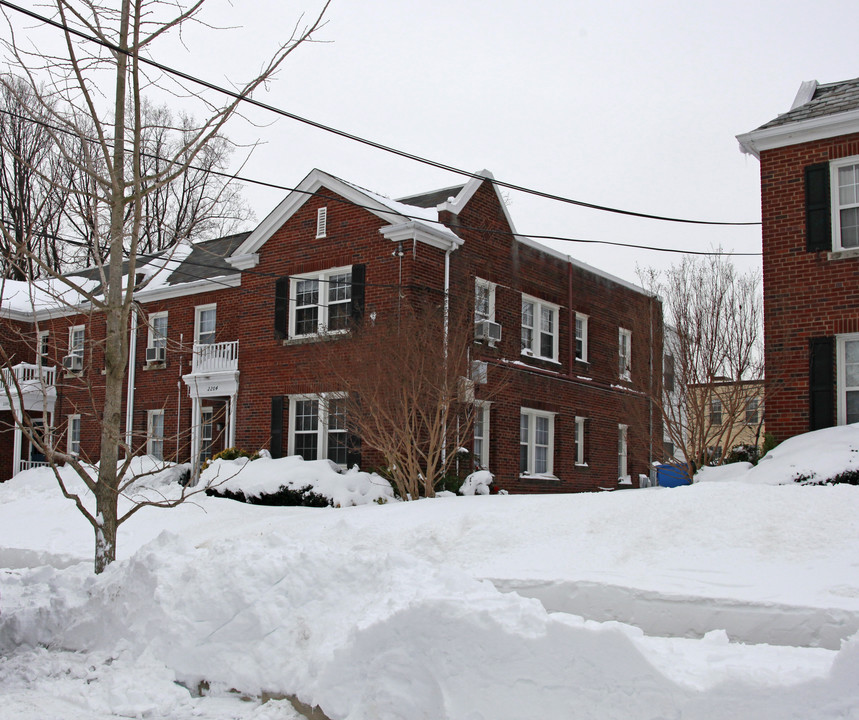 2204 40th Pl NW in Washington, DC - Foto de edificio